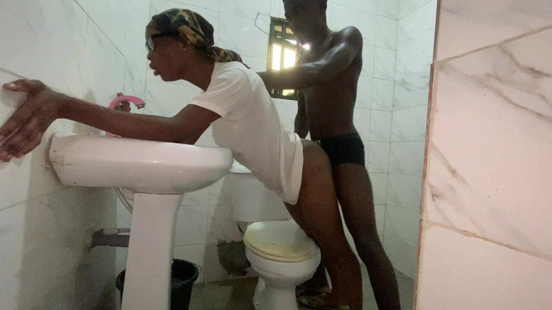 NaijaTeens: Ho Scopato La Mia Sorellastra in Bagno