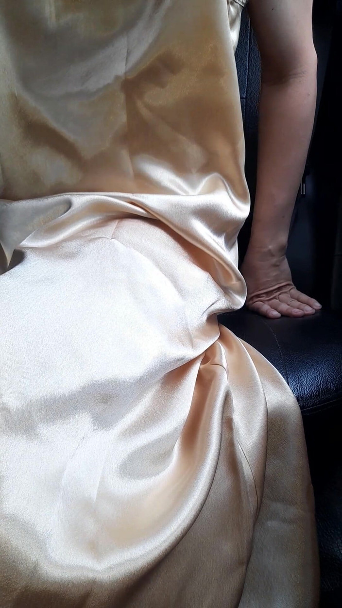 Naomisinka: 金色缎面连衣裙自慰和内射