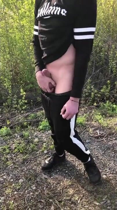 Dick Boys Studio: Extreem. Zijn Grote Lul Aftrekken Op Het Treinstation