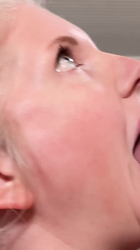 Schlampiger nahaufnahme, kondom-blowjob