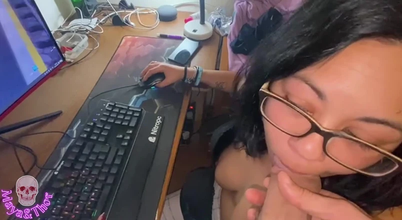 Mayay Thor X: 巨乳ゲーマーの女の子は、Fortniteをプレイするクソのようにそれを吸います