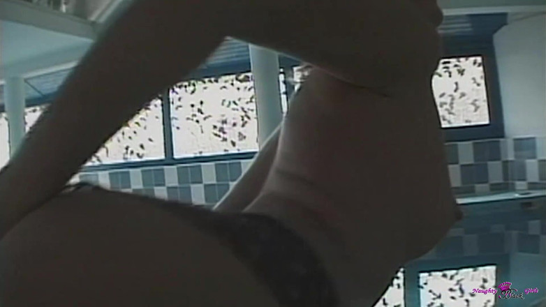 Naughty Black Girls: 美しい赤毛の女性が大きなお尻を見せつけ、穴を乱交で突かれる。