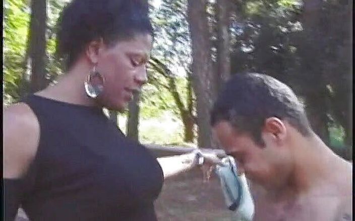 Shemale videos: Hetero šukání staré nevlastní matky ebony v exhib