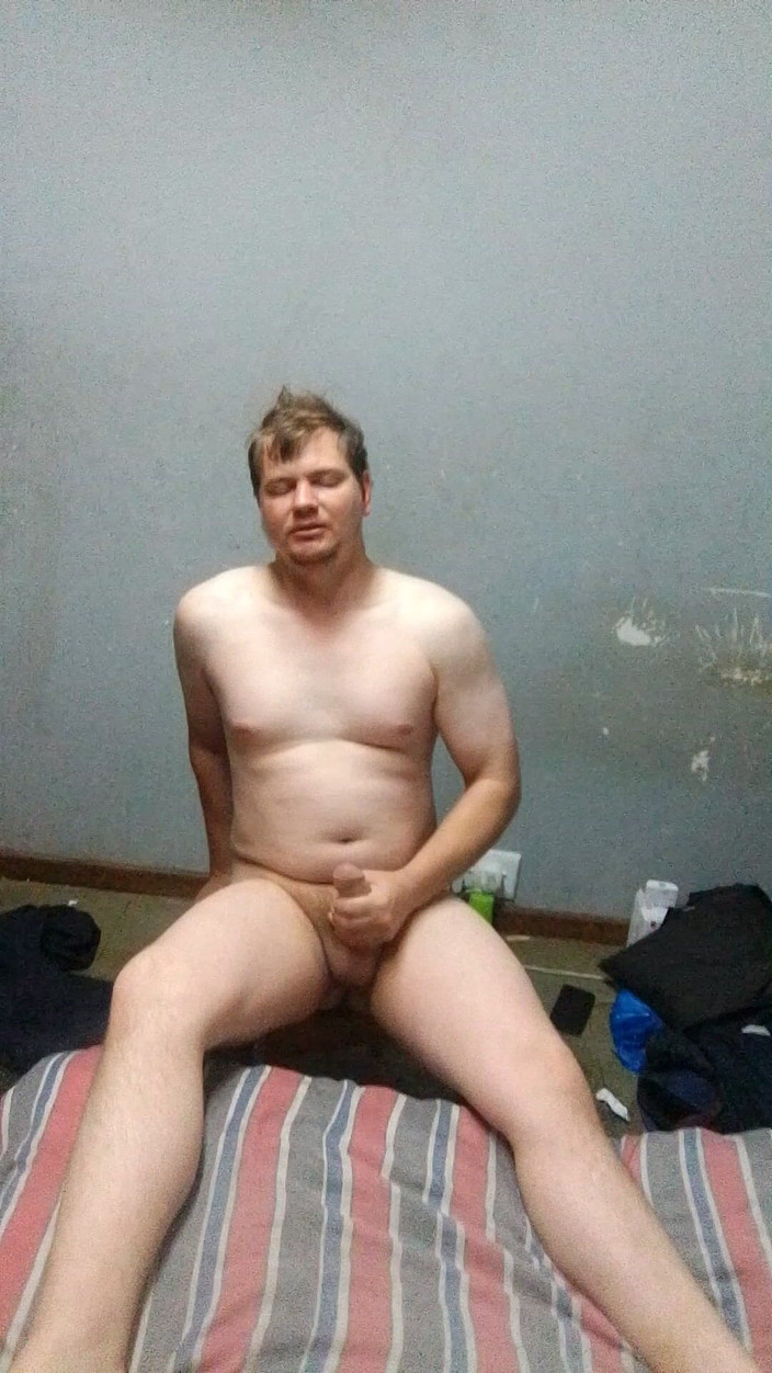 Playtimestudio18: Cowok ini ngocok kontol dan mainin kontol di kursi sampai...