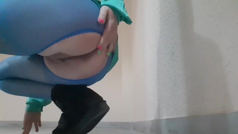 Putana dreams: Wauw kijk ze gaat naar buiten zonder slipje, sexy kont...