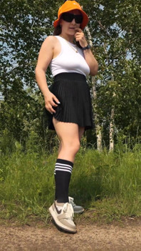146 Athletische beine fetisch mit kniehohen Socken und rocklift