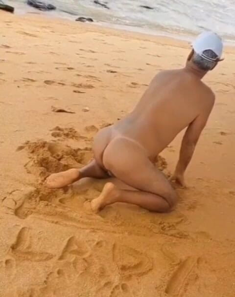 Ladysilvas: Ladysilva telanjang di pantai memamerkan pantat panasnya yang kecokelatan dengan...