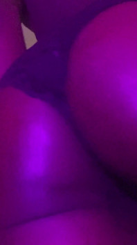 Nena de ébano caliente muestra sus habilidades de twerking