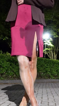 Mijn rode jurk en glanzende panty worden beplast