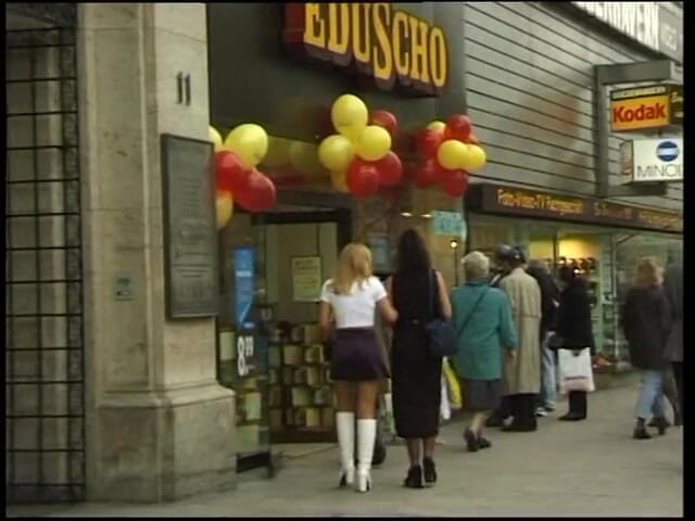 Lucky Cooch: Blonda skönheter som visar bröst i vintage video