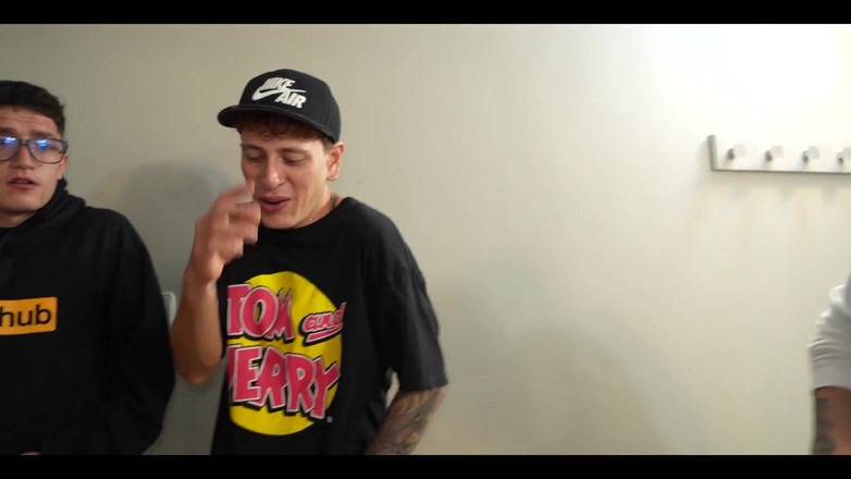 Knock Knock Club: Ragazzi nerd scopano il loro capo latino con un culo...