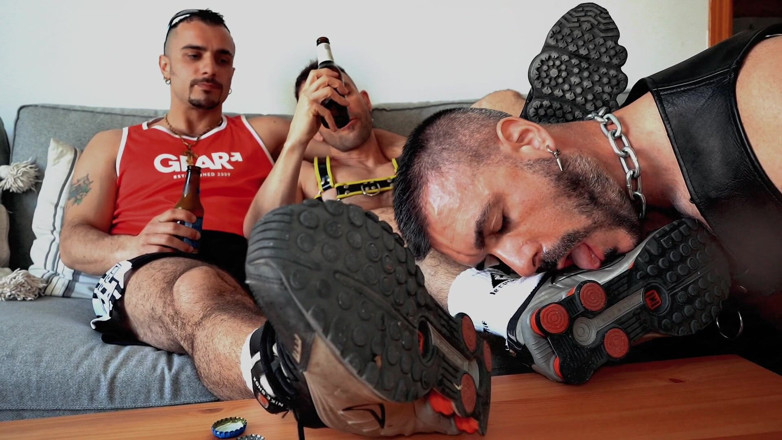 Brady Massage: Seks threesome bareng leather dan rubber