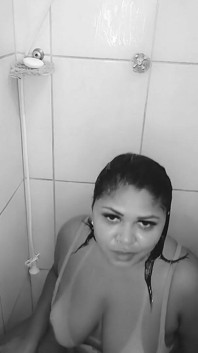 Vecina mea se masturbează în baie pentru iubitul ei