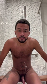 Masturbándose En La Ducha Del Gimnasio