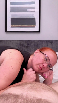 Cuckquean-ehefrau flufft ehemann für das andere mädchen, während sie zuschaut
