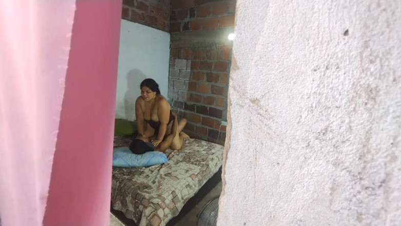 Adribella69: 我看到我继母的妓女操我继父的朋友，他们差点发现了她