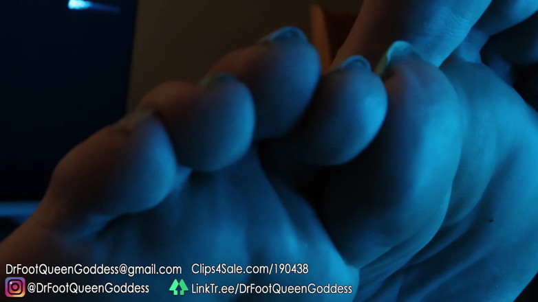 Dr. Foot Queen Goddess: Tapak kaki yang dinyalakan biru