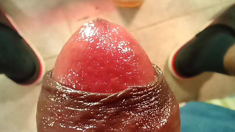 Tommhot: Lelaki Kolombia seksi kencing dan bermain dengan foreskinnya