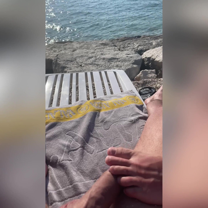 Spuirtcouplexxxx: Дрочка ногами на пляжі Вальярта
