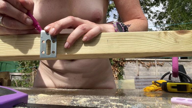 MistressWriggler: Travail du bois nu dans mon accès partagé, jardin très...