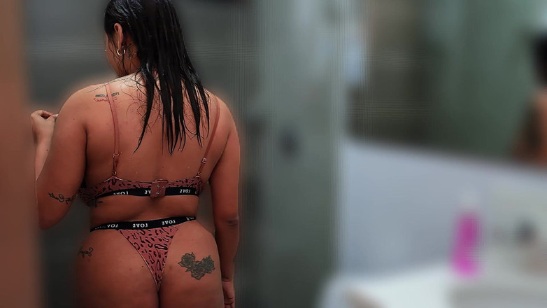 GIULIANA_BIG: श्यामला बड़े स्तन जिम के बाद बाथरूम में छूता है