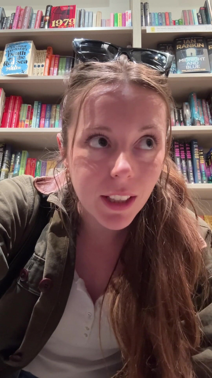 Nadia Foxx: Prova a non sborrare in libreria mentre a caccia di...