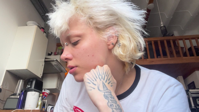 Glitterqueen1999: สูบบุหรี่กาแฟขี้เกียจไม่แต่งหน้า