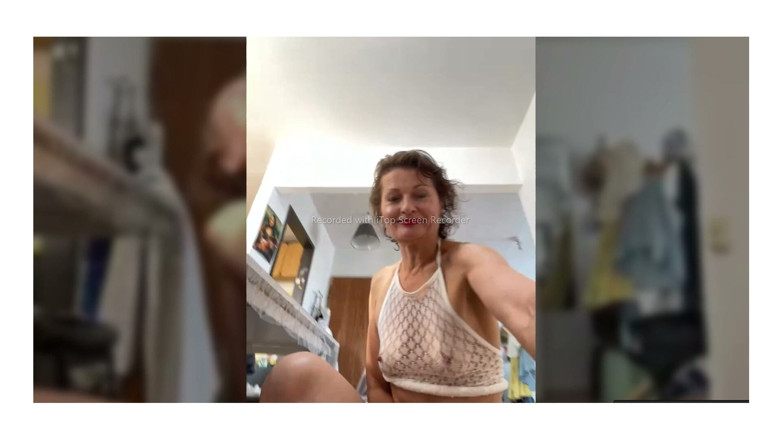 Sergant: Štíhlá sexy MILFka s chlupatou kundičkou Si hraje s robertkem...