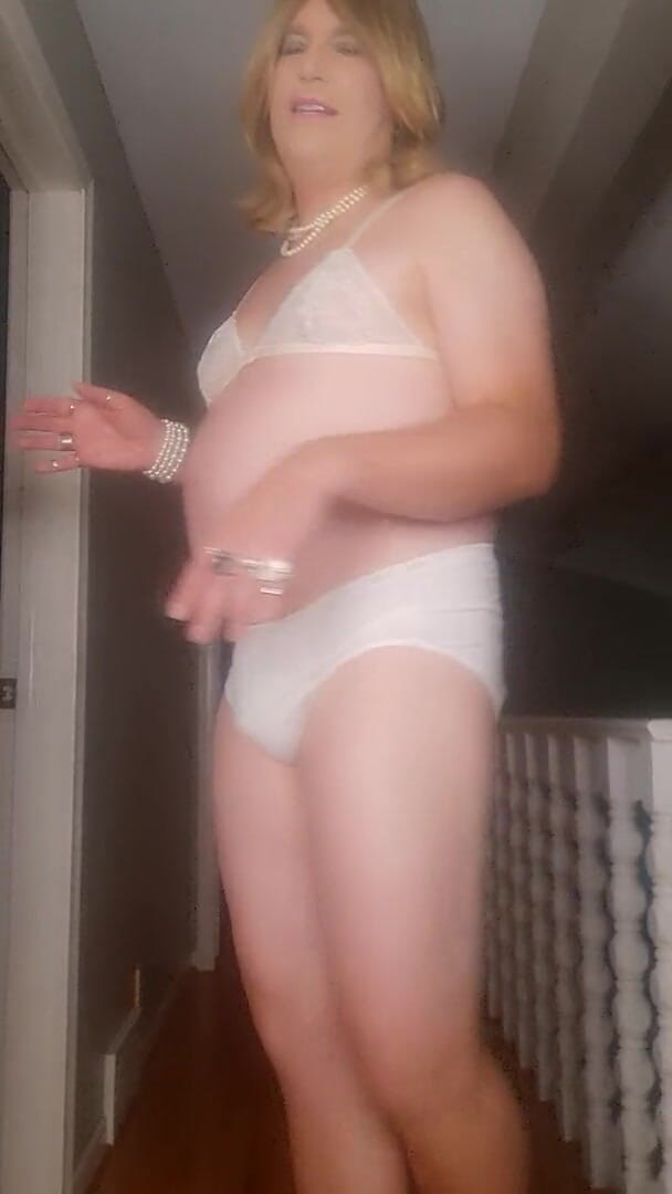 Victoria Lecherri: Modelando bragas blancas para un fan!