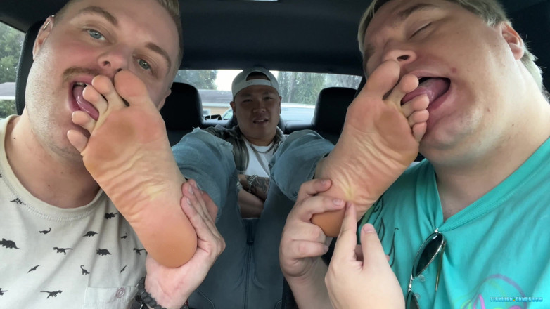 Ticklish Chubs: Snyft: milus betaalt met zijn voeten