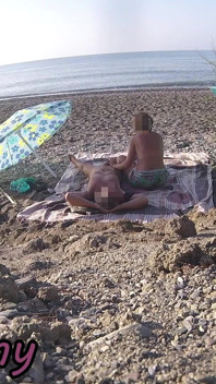노출증 마누라 야외 아마추어 밀프 오럴 &, 정액으로 추종자 앞의 누드 비치에서 자지 핸잡