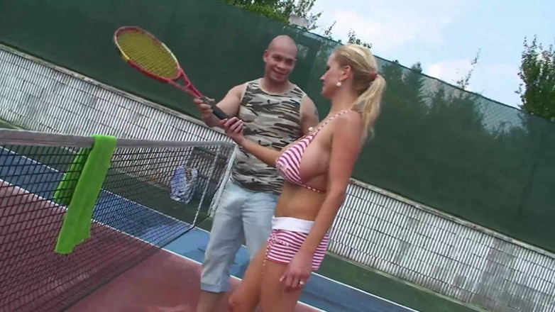 Public Entertainment: Blonde milf mit riesigen möpsen wird im freien gefickt