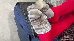 Mistress Legs: Aku lagi asik goyangin kakiku dengan celana ketat merah dan...