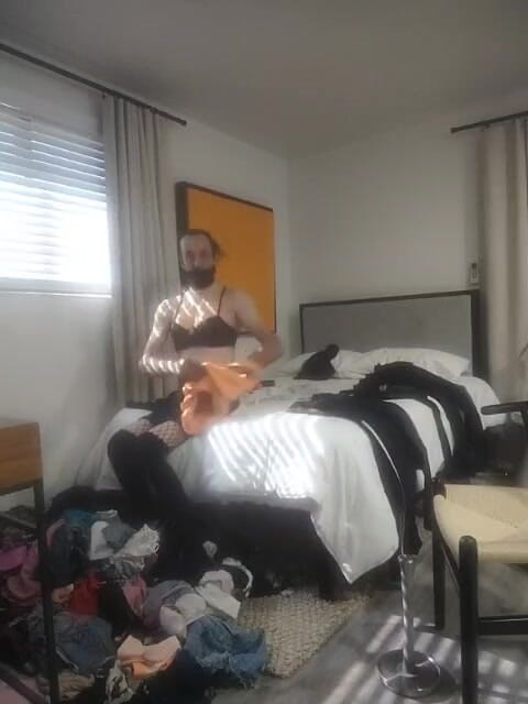 K8e Snow: Seductora travesti se desnuda con provocación en la bañera, rechina...