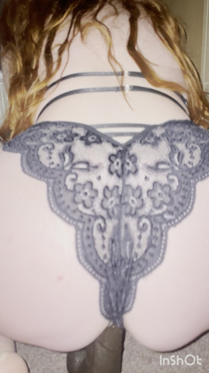 Ginger milf: Evli kadın büyük siyah dildo alıyor ve yakın çekim yumruk sokuyor,...