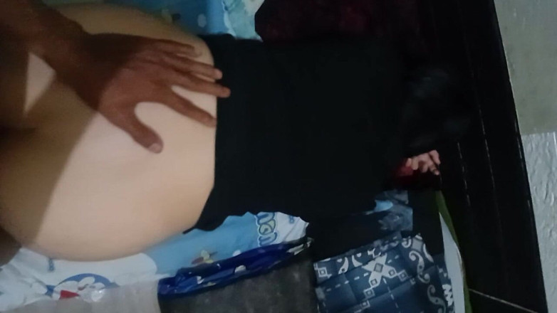 Famly sex: Una bianca figa angelasiana a pecorina una stretta vergine