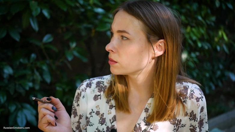Russian Smokers: Evgeniya sta fumando una sigaretta potente