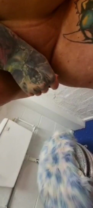Riouksexy: Je me baise dans les toilettes du supermarché