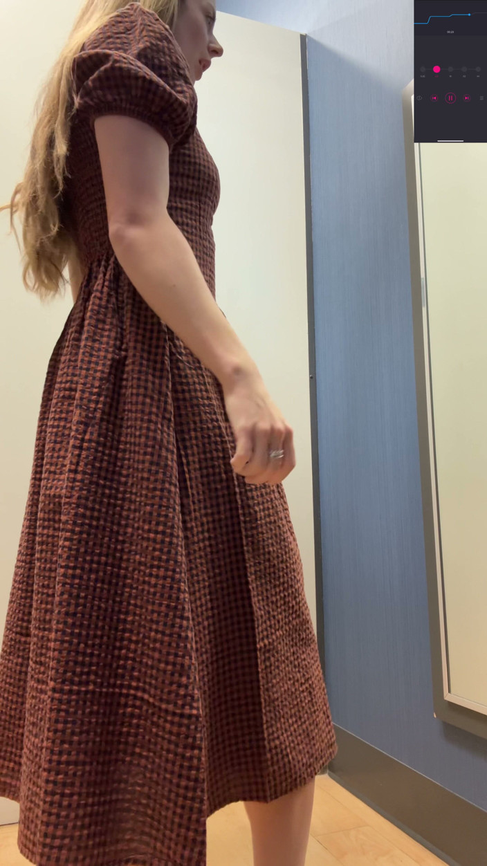 Nadia Foxx: Mall fallen kleid anprobieren