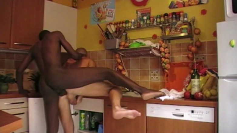MEN BIG COCKS FUCKERS: Mutfakta büyük siyah yarakla sikiliyor