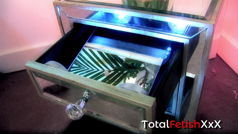 Total fetish studio: Romana Ryder Gorące lesbijskie sceny