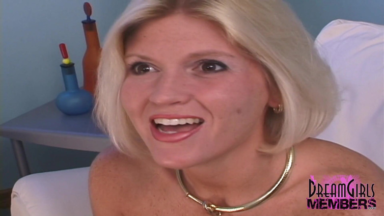 Dream Girls: Knallende körper-blondine ist nervös, aber nackt