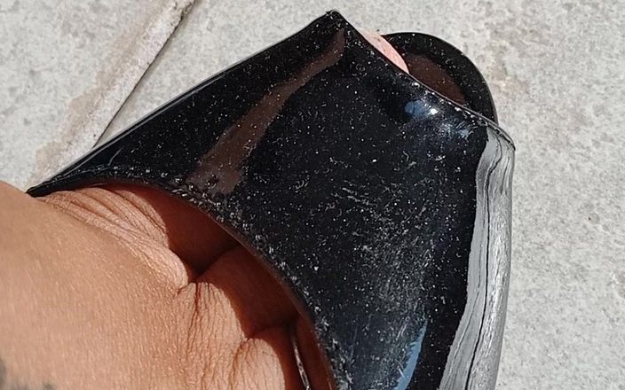 Ferreira studios: Siyah parlayan açık götlü stiletto topuklu ayakkabılarla poz