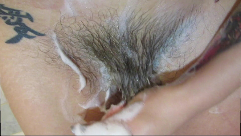 Cuteblonde666: 털이 무성한 보지를 씻고 음모를 가지고 노는 중