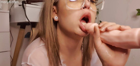 Holly Kitten: Holly Kittenn Holly seks makinesini emiyor ve sikiyor