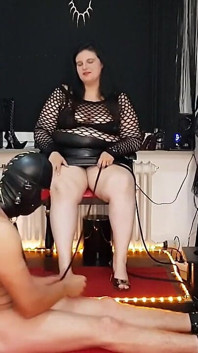 Dominantní brunetka paní mučí svého submisivního otroka
