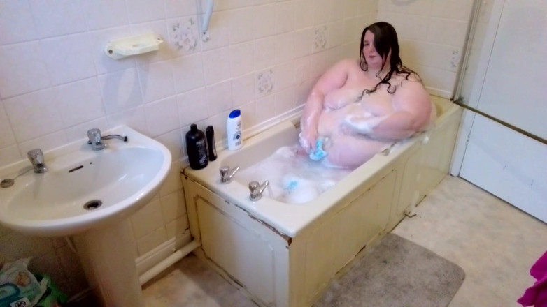 SSBBWLadyBrads: Sbbw attempts to take a bath, can she fit?