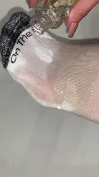 Urut minyak kaki dalam stoking buku lali