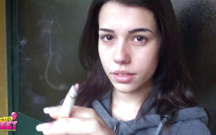 Smokin Fetish: 漂亮的黑发女郎在户外抽烟