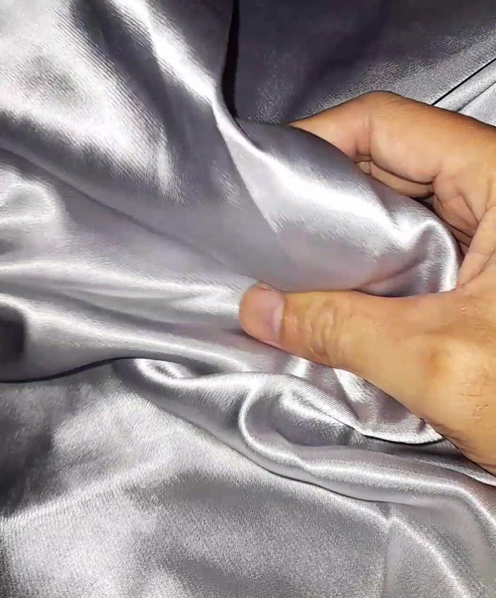 Naomisinka: Si masturba indossando un abito lungo di raso argento in...